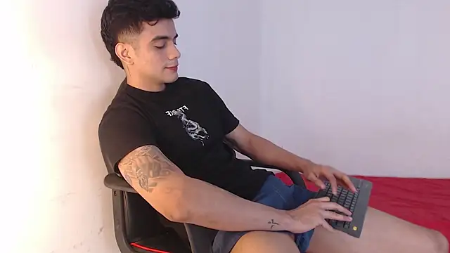 Snapshot of adam_levis17 chatting on 10-30-25, 05:09 adam levis17 online show from 10-30-25, 05:09