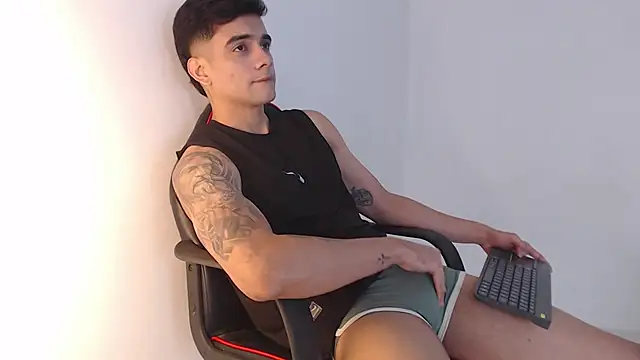 Snapshot of adam_levis17 chatting on 11-23-25, 05:07 adam levis17 online show from 11-23-25, 05:07