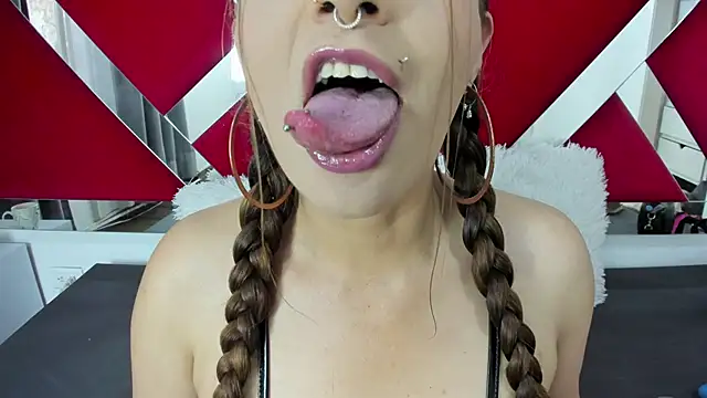 nicollewayne10 online show from 10-18-25, 10:10