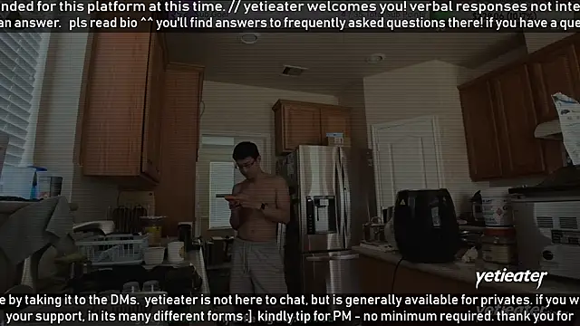 Snapshot of yetieater chatting on 05-21-26, 05:42 yetieater online show from 05-21-26, 05:42