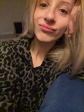 Snapshot of amorearte_m chatting on 12-15-25, 06:06 amorearte m online show from 12-15-25, 06:06