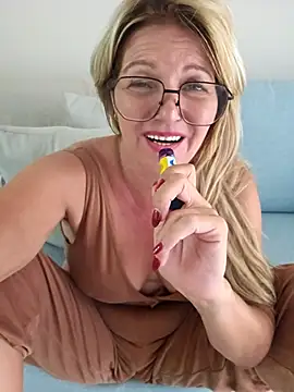 Snapshot of Melody73 chatting on 09-30-25, 05:18 Melody73 online show from 09-30-25, 05:18