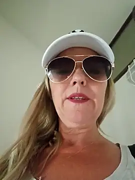 Snapshot of Melody73 chatting on 10-24-25, 11:39 Melody73 online show from 10-24-25, 11:39