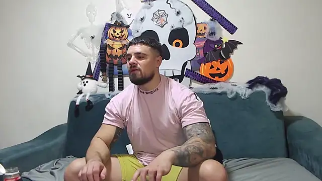 Snapshot of Tiberius_hunk chatting on 10-30-25, 02:07 Tiberius hunk online show from 10-30-25, 02:07