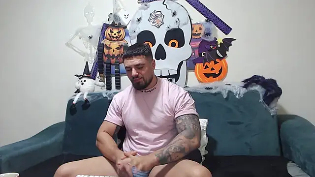 Snapshot of Tiberius_hunk chatting on 10-31-25, 08:15 Tiberius hunk online show from 10-31-25, 08:15