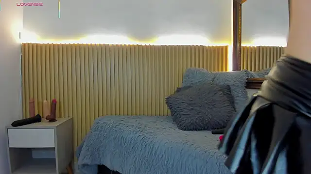 Annie paradise17 online show from 12-21-25, 07:10