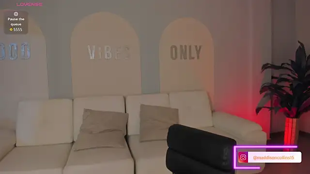 Snapshot of MaddisonCollins chatting on 12-18-25, 11:05 MaddisonCollins online show from 12-18-25, 11:05