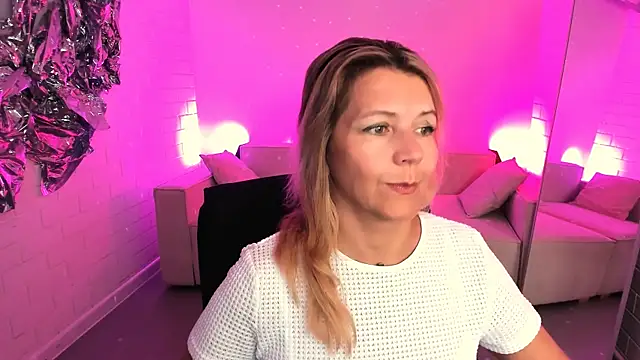 NicoleHitman online show from 06-25-26, 01:15