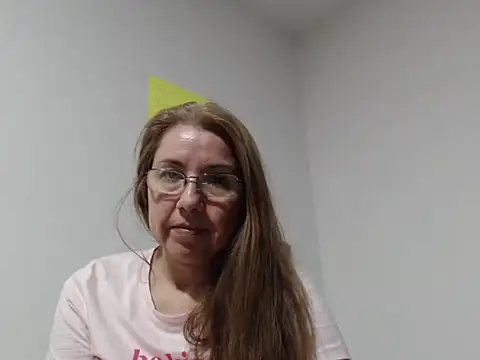 Snapshot of GiaLuvv11 chatting on 05-04-26, 03:35 GiaLuvv11 online show from 05-04-26, 03:35