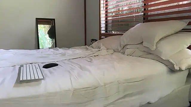 Snapshot of pleasuresponge chatting on 12-22-25, 02:30 pleasuresponge online show from 12-22-25, 02:30