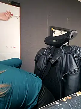 Isabella Varella online show from 10-21-25, 01:01