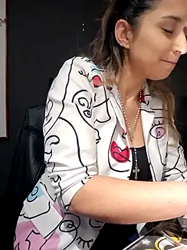 Isabella Varella online show from 10-22-25, 12:38