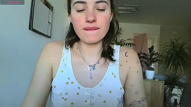 Snapshot of neferutt chatting on 02-14-26, 11:51 neferutt online show from 02-14-26, 11:51