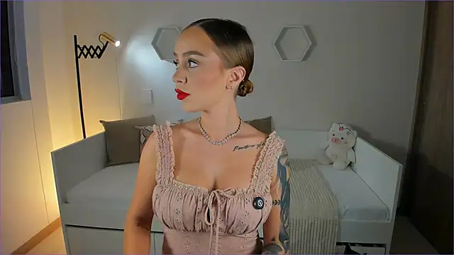 Snapshot of ValentinaMilann chatting on 02-17-26, 11:22 ValentinaMilann online show from 02-17-26, 11:22