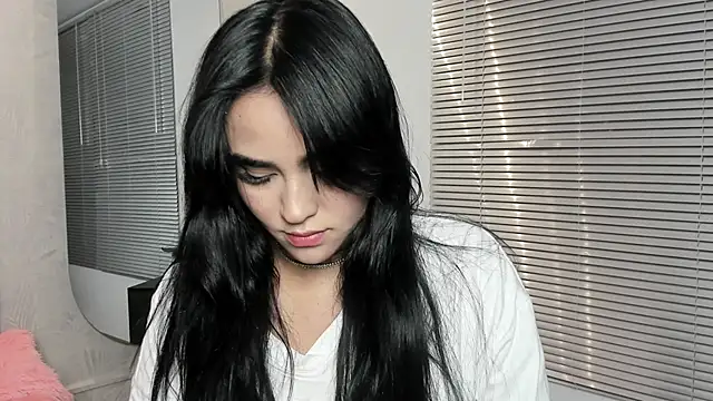 elaia muller  online show from 11-28-25, 04:04