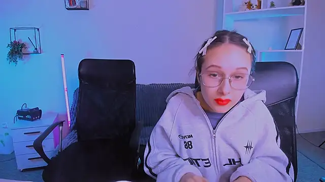 Snapshot of mona_cloud chatting on 11-10-25, 12:31 mona cloud online show from 11-10-25, 12:31