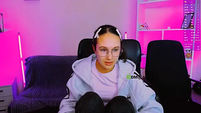 Snapshot of mona_cloud chatting on 11-13-25, 02:21 mona cloud online show from 11-13-25, 02:21