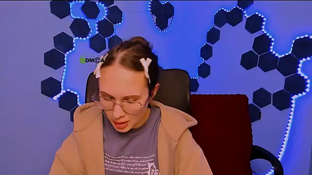 Snapshot of mona_cloud chatting on 12-20-25, 10:17 mona cloud online show from 12-20-25, 10:17