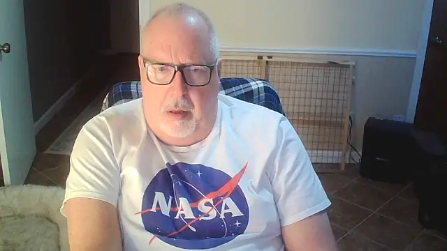 Snapshot of superbearboss chatting on 10-20-25, 01:11 superbearboss online show from 10-20-25, 01:11