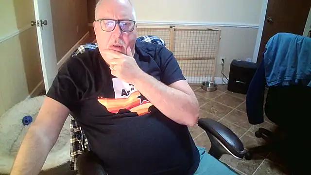 Snapshot of superbearboss chatting on 10-23-25, 12:37 superbearboss online show from 10-23-25, 12:37