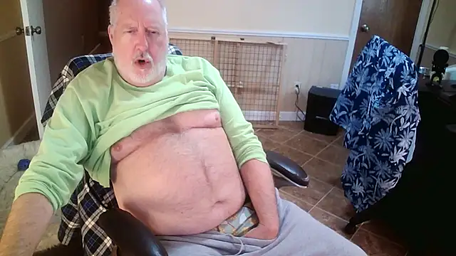 Snapshot of superbearboss chatting on 11-21-25, 04:38 superbearboss online show from 11-21-25, 04:38