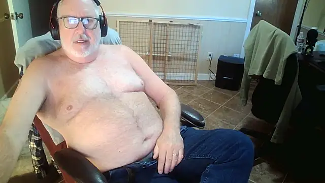 Snapshot of superbearboss chatting on 11-25-25, 06:08 superbearboss online show from 11-25-25, 06:08