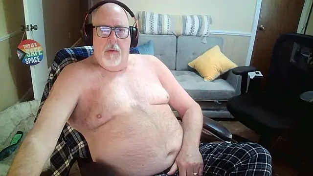 Snapshot of superbearboss chatting on 01-17-26, 05:05 superbearboss online show from 01-17-26, 05:05