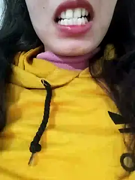 Snapshot of saraaxx1 chatting on 12-17-25, 04:24 saraaxx1 online show from 12-17-25, 04:24