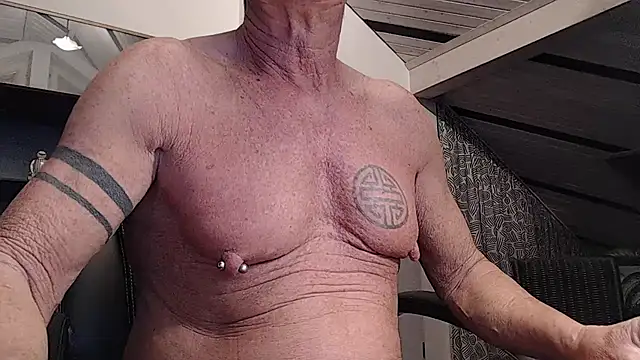 Snapshot of munichrubber chatting on 10-23-25, 03:50 munichrubber online show from 10-23-25, 03:50