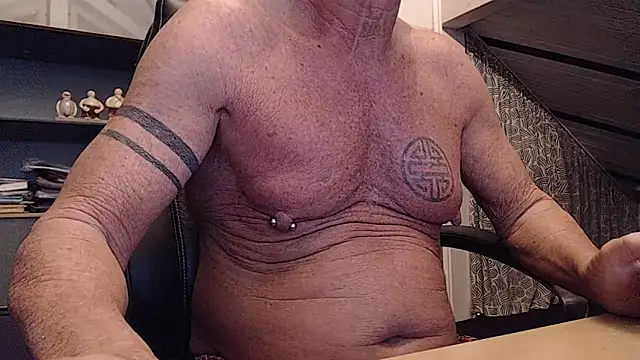 Snapshot of munichrubber chatting on 10-24-25, 04:09 munichrubber online show from 10-24-25, 04:09