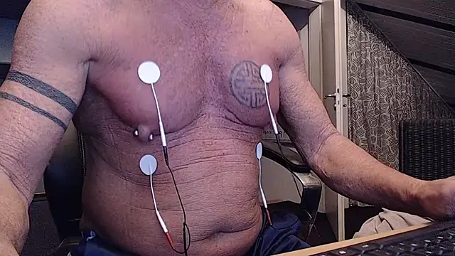 Snapshot of munichrubber chatting on 10-29-25, 04:59 munichrubber online show from 10-29-25, 04:59