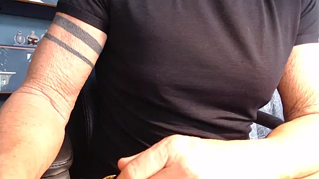 Snapshot of munichrubber chatting on 11-17-25, 02:34 munichrubber online show from 11-17-25, 02:34