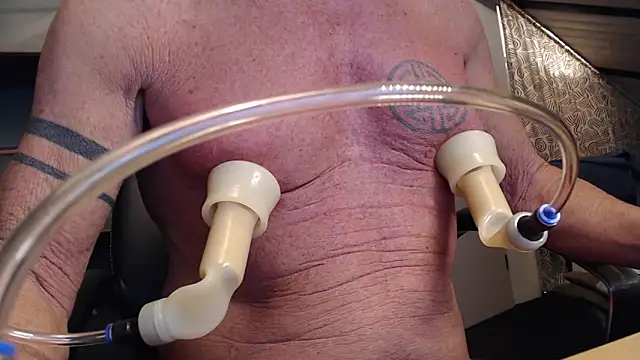 Snapshot of munichrubber chatting on 11-24-25, 05:56 munichrubber online show from 11-24-25, 05:56