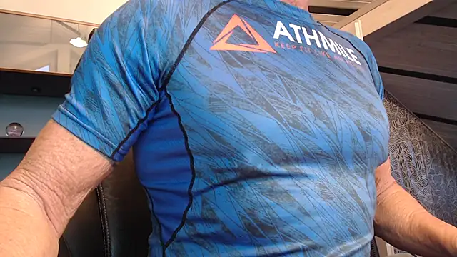 Snapshot of munichrubber chatting on 12-20-25, 06:53 munichrubber online show from 12-20-25, 06:53