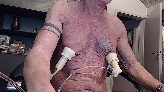 Snapshot of munichrubber chatting on 12-22-25, 06:27 munichrubber online show from 12-22-25, 06:27