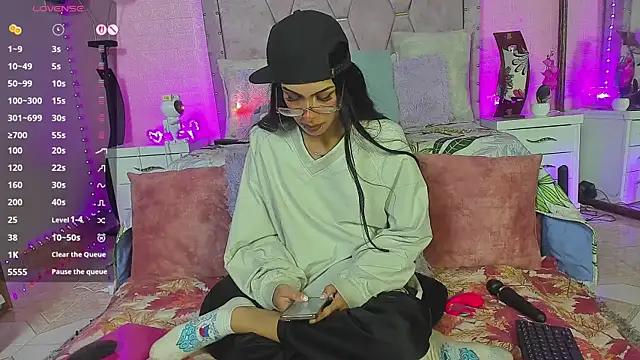 Snapshot of verodaza chatting on 10-18-25, 01:19 verodaza online show from 10-18-25, 01:19