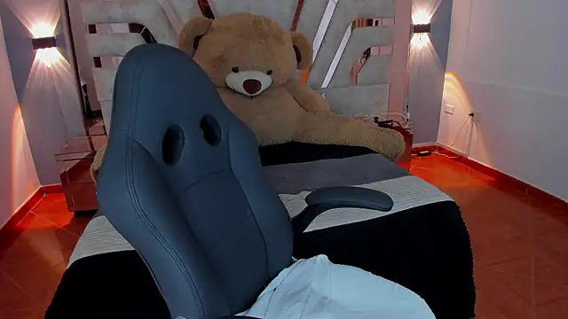 MaddyCrofft online show from 03-21-25, 06:07