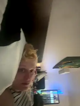 Snapshot of KITTYBOOBOOFUXX chatting on 12-21-25, 08:38 KITTYBOOBOOFUXX online show from 12-21-25, 08:38