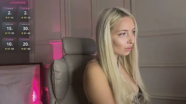 Snapshot of OhMyEmma chatting on 03-10-25, 01:12 OhMyEmma online show from 03-10-25, 01:12