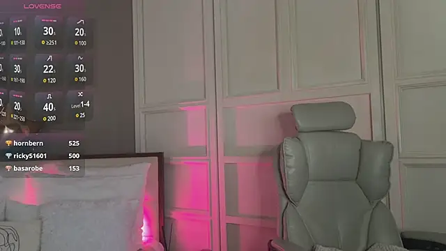 Snapshot of OhMyEmma chatting on 03-10-25, 04:17 OhMyEmma online show from 03-10-25, 04:17