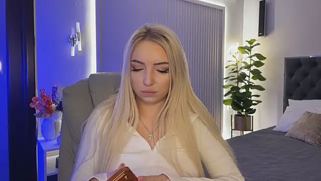 Snapshot of OhMyEmma chatting on 11-09-25, 01:15 OhMyEmma online show from 11-09-25, 01:15