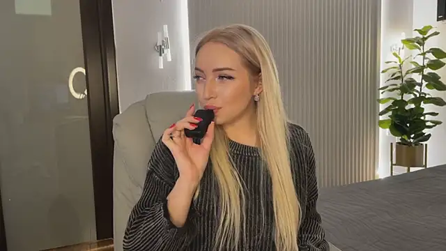 Snapshot of OhMyEmma chatting on 11-13-25, 12:53 OhMyEmma online show from 11-13-25, 12:53