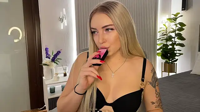 Snapshot of OhMyEmma chatting on 11-22-25, 01:15 OhMyEmma online show from 11-22-25, 01:15