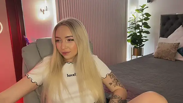 Snapshot of OhMyEmma chatting on 11-26-25, 01:17 OhMyEmma online show from 11-26-25, 01:17