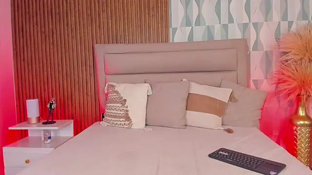 Snapshot of FatimaEvans chatting on 10-31-25, 05:03 FatimaEvans online show from 10-31-25, 05:03