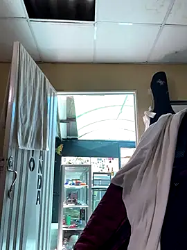 Snapshot of val_zx chatting on 09-16-25, 05:14 val zx online show from 09-16-25, 05:14