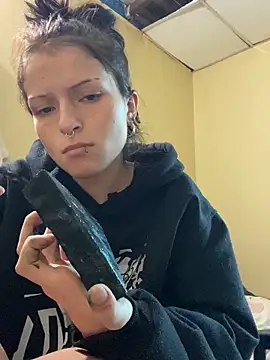 Snapshot of val_zx chatting on 10-08-25, 07:22 val zx online show from 10-08-25, 07:22