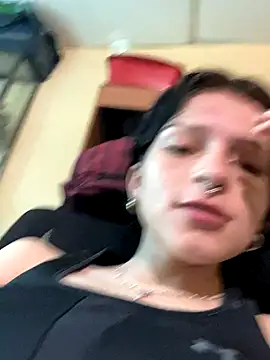 Snapshot of val_zx chatting on 10-10-25, 05:45 val zx online show from 10-10-25, 05:45