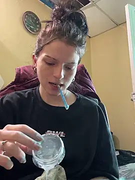 Snapshot of val_zx chatting on 10-15-25, 06:19 val zx online show from 10-15-25, 06:19