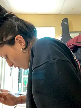 Snapshot of val_zx chatting on 10-16-25, 05:25 val zx online show from 10-16-25, 05:25